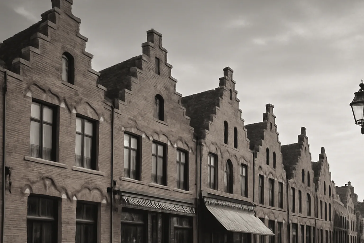Façades de briques reconstruites dans le style régionaliste flamand à Bailleul